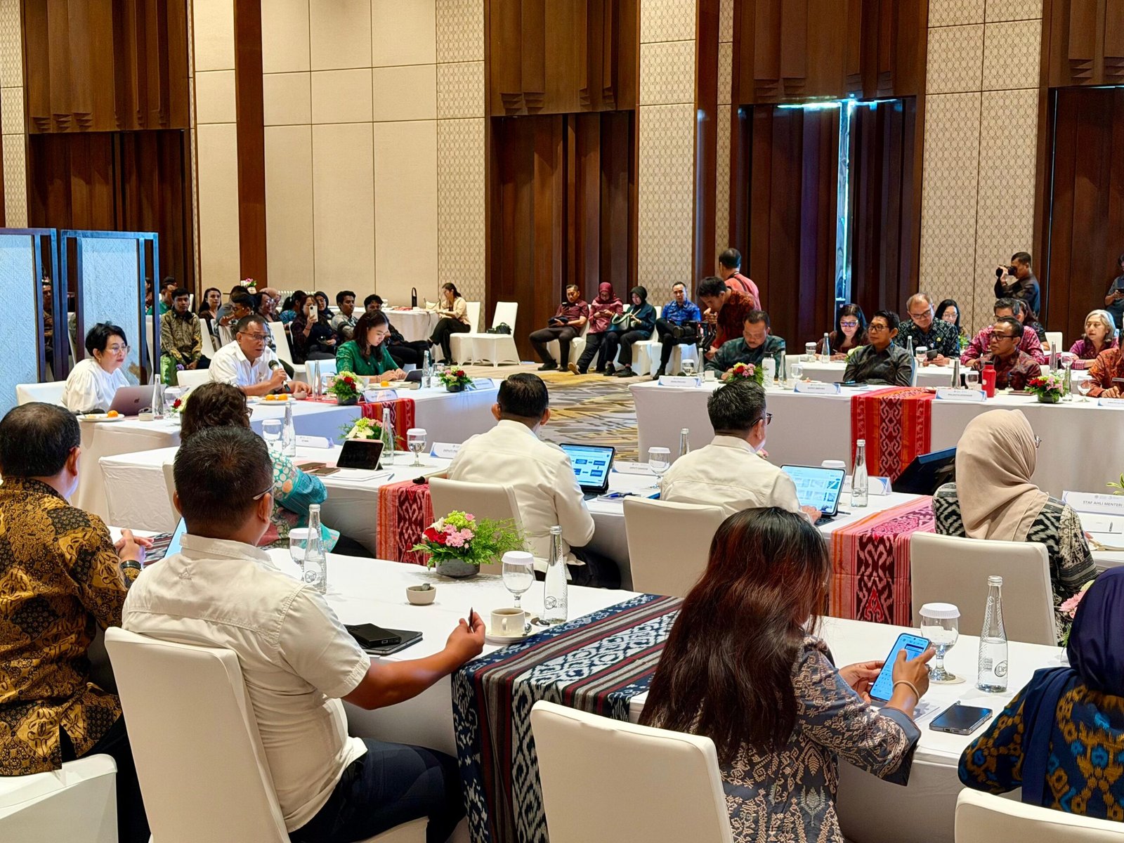 Bupati Badung I Wayan Adi Arnawa menghadiri Rapat Koordinasi Percepatan Penanganan Sampah di Bali yang digelar di The Meru Sanur, Denpasar, Selasa (9/6/2026).