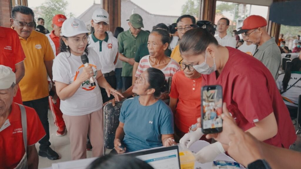 Ketua K3S Kabupaten Badung, Nyonya Rasniathi Adi Arnawa hadir kegiatan Safari Kesehatan Badung Peduli di Wantilan Serba Guna Banjar Tengah, Desa Gulingan, Kecamatan Mengwi, Sabtu (13/6).