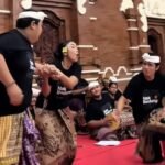 Bupati Adi Arnawa disaat menyaksikan gladi bersih sanggar Seni Semar Pegulingan Sekar Tunjungbiru di Balai Banjar Anyar, Kelurahan Tanjung Benoa, Kuta Selatan, Rabu (10/6).