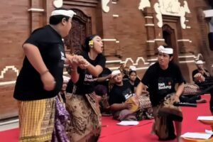 Bupati Adi Arnawa disaat menyaksikan gladi bersih sanggar Seni Semar Pegulingan Sekar Tunjungbiru di Balai Banjar Anyar, Kelurahan Tanjung Benoa, Kuta Selatan, Rabu (10/6).