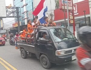 Ribuan warga Ambon Rayakan Kemenangan Timnas Belanda.