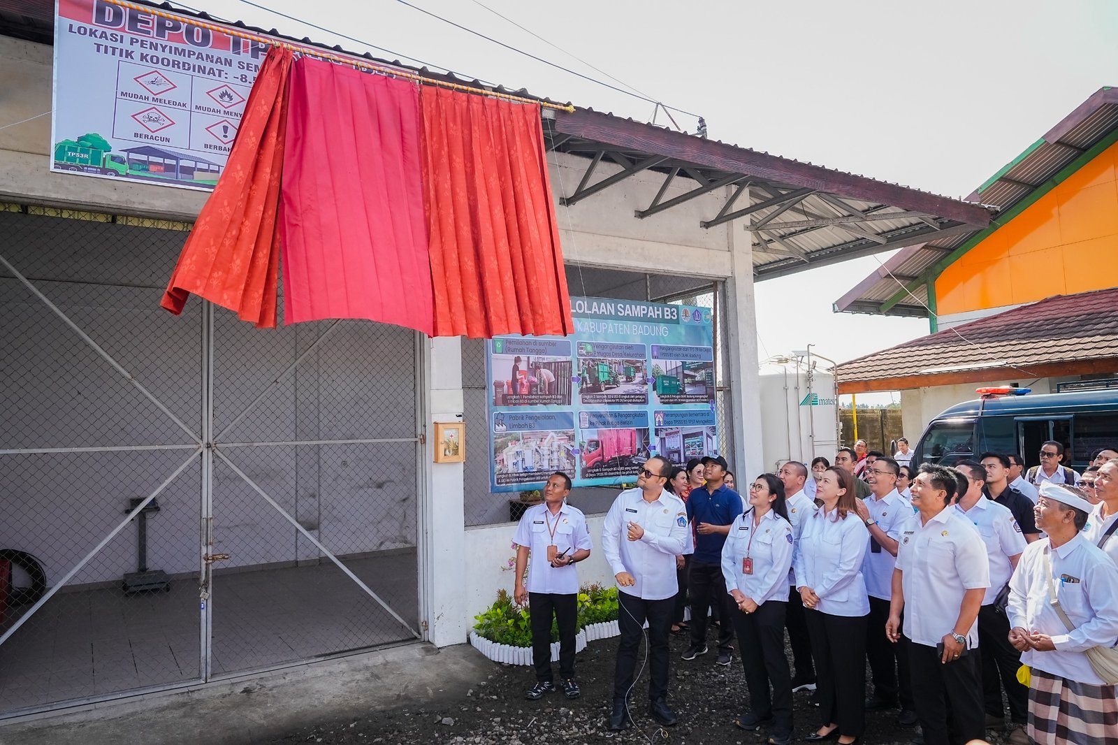 Wabup Bagus Alit Sucipta saat meresmikan Tempat Penampungan Sementara Sampah Spesifik B3 dan Limbah B3 (TPSSS-B3) di TPST Mengwitani, Rabu (3/6).
