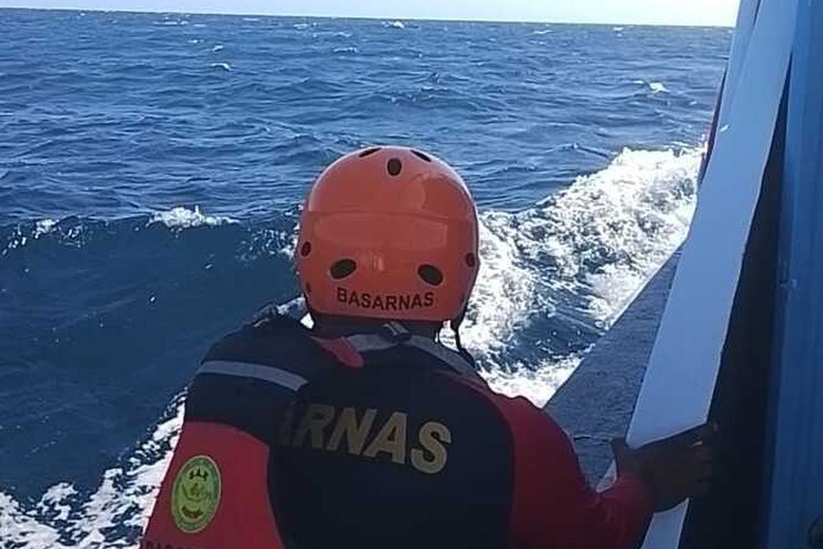 Tim Basarnas terus melakukan pencarian di lokasi kejadian dan sekitarnya.