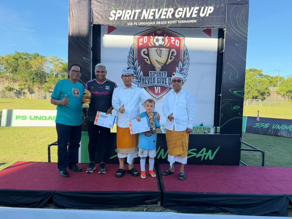 Bupati Adi Arnawa saat menghadiri Turnamen Sepak Bola Usia Dini Spirit Never Give Up Ke-6 di Lapangan Sepak Bola Desa Ungasan, Kuta Selatan, Jumat (29/5).