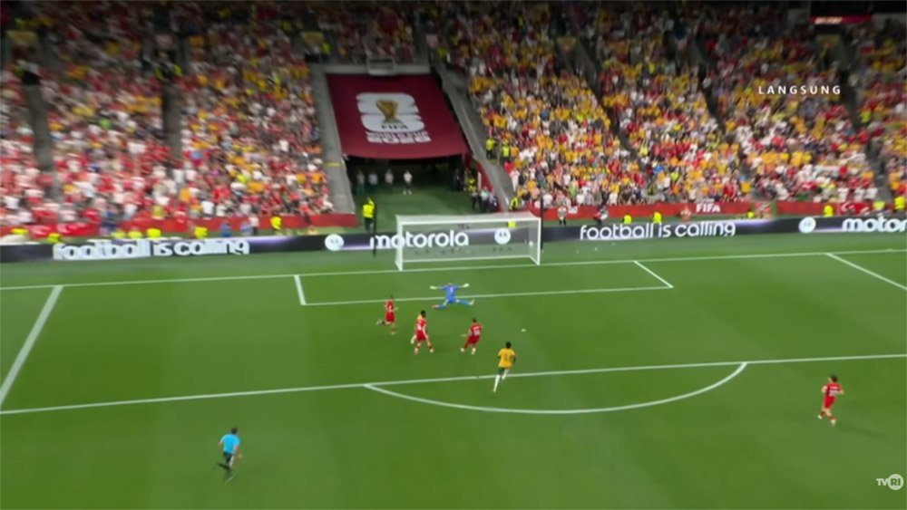 Pemain timnas Australia Nestory Irankunda sukses membobol gawang Turki setelah mendapat umpan bola dari Paul Okon-Engstler dalam laga di group D Piala Dunia 2026. (Foto: Tangakapan layar kanal Youtube TVRI Nasional)