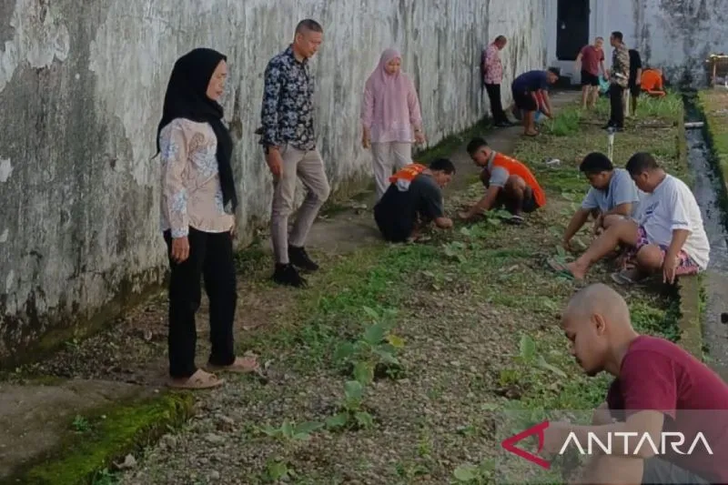 Warga Binaan pemasyarakatan (WBP) Kelas IIA Ambon, diberikan ketrampilan bercocok tanam.
