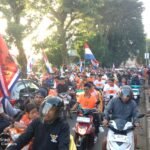 Suporter Belanda melakukan pawai di Kota Ambon.