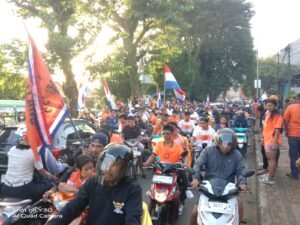 Suporter Belanda melakukan pawai di Kota Ambon.