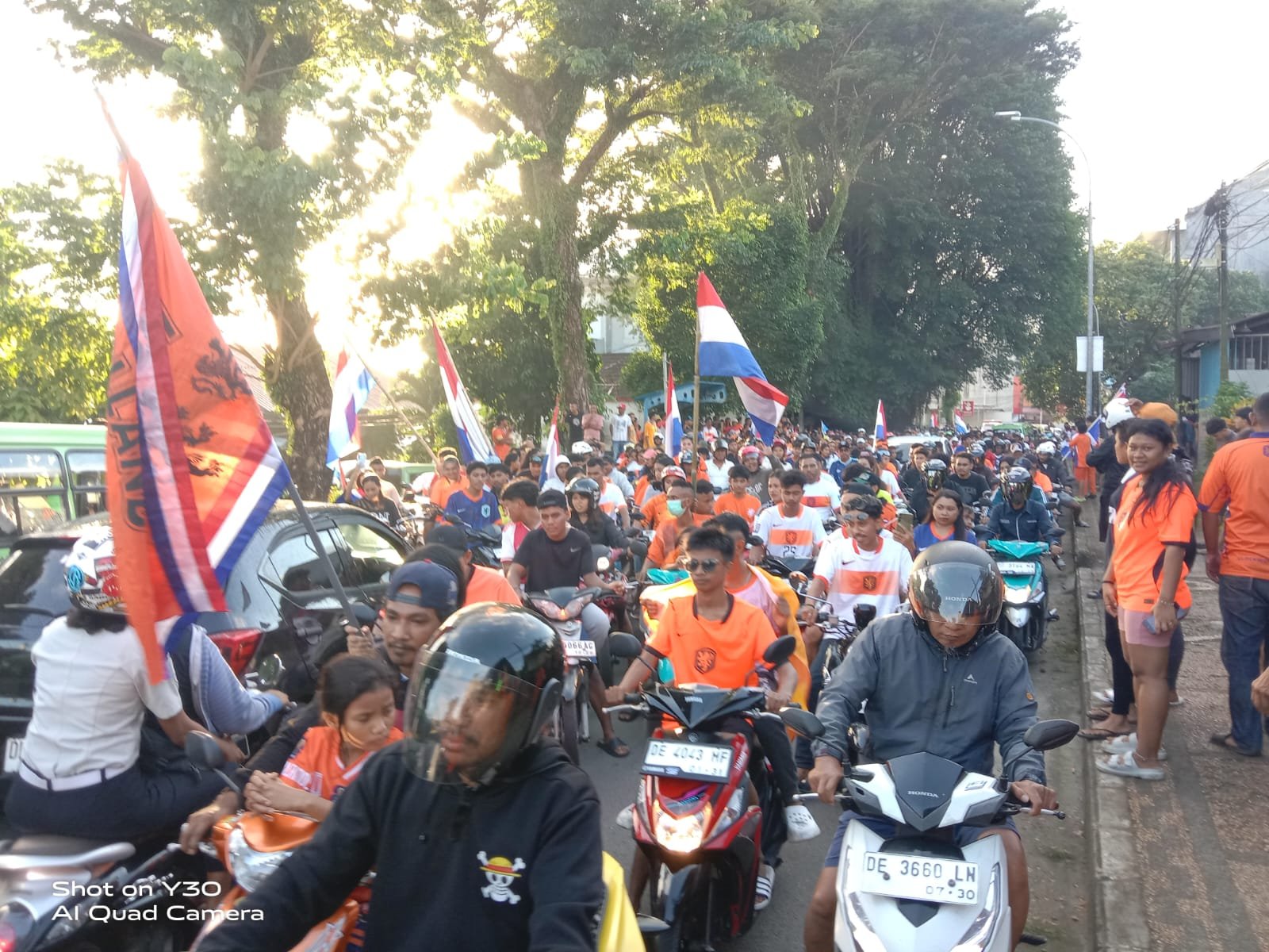 Suporter Belanda melakukan pawai di Kota Ambon.