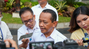 Menteri Energi dan Sumber Daya Mineral (ESDM) Bahlil Lahadalia menyampaikan keterangannya di Kompleks Istana Kepresidenan Jakarta, pada Senin, 22 Juni 2026.