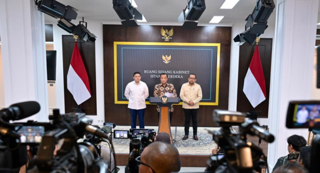 Menteri Sekretaris Negara Prasetyo Hadi didampingi Sekretaris Kabinet Teddy Indra Wijaya dan Kepala Badan Komunikasi Pemerintah Muhammad Qodari memberikan keterangan pers di Ruang Sidang Kabinet, Kompleks Istana Kepresidenan Jakarta, pada Selasa, 2 Juni 2026. Foto: BPMI Setpres/Rusman