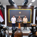 Menteri Sekretaris Negara Prasetyo Hadi didampingi Sekretaris Kabinet Teddy Indra Wijaya dan Kepala Badan Komunikasi Pemerintah Muhammad Qodari memberikan keterangan pers di Ruang Sidang Kabinet, Kompleks Istana Kepresidenan Jakarta, pada Selasa, 2 Juni 2026. Foto: BPMI Setpres/Rusman