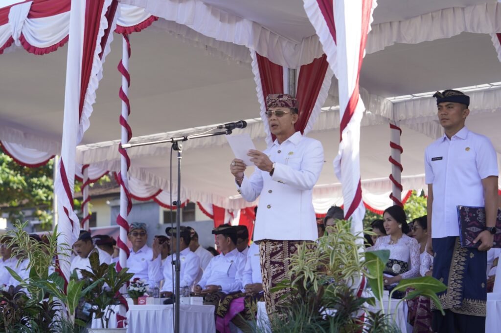 Bupati Klungkung, I Made Satria, menjadi inspektur upacara Peringatan Hari Lahir Pancasila 2026 di Alun-alun Ida Dewa Agung Jambe, Senin (1/6/2026).