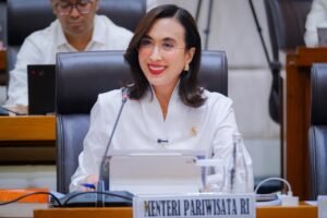 Menteri Pariwisata, Widiyanti Putri Wardhana saat memaparkan Rencana Kerja Pemerintah (RKP) dan Rencana Kerja dan Anggaran (RKA) Tahun 2027 dalam Rapat Kerja bersama Komisi VII DPR RI di Jakarta, Rabu (17/6).