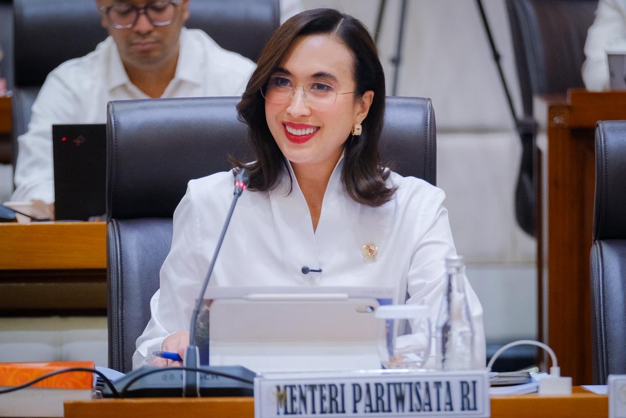 Menteri Pariwisata, Widiyanti Putri Wardhana saat memaparkan Rencana Kerja Pemerintah (RKP) dan Rencana Kerja dan Anggaran (RKA) Tahun 2027 dalam Rapat Kerja bersama Komisi VII DPR RI di Jakarta, Rabu (17/6).