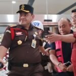 Mantan KepalaBGN Dadan Hindayana digiring oleh petugas di Gedung Jampidsus Kejagung, Jakarta, Rabu (3/6/2026).