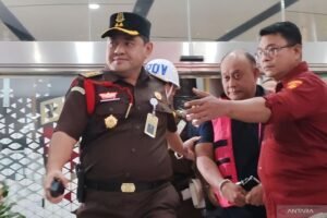 Mantan KepalaBGN Dadan Hindayana digiring oleh petugas di Gedung Jampidsus Kejagung, Jakarta, Rabu (3/6/2026).