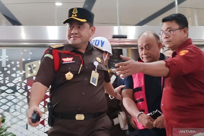Mantan KepalaBGN Dadan Hindayana digiring oleh petugas di Gedung Jampidsus Kejagung, Jakarta, Rabu (3/6/2026).
