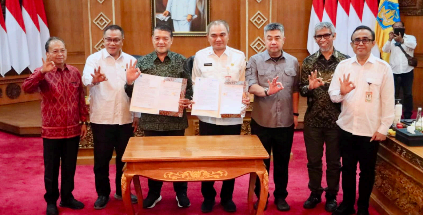 Penandatanganan Perjanjian Kerja Sama (PKS) pemanfaatan sebagian lahan Hak Pengelolaan Lahan (HPL) Pelabuhan Benoa untuk pembangunan fasilitas Pengolahan Sampah Menjadi Energi Listrik (PSEL) antara Pemerintah Kota Denpasar dan PT Pelabuhan Indonesia (Persero) Regional 3 di Gedung Kertha Sabha, Jaya Sabha, Denpasar, Rabu (10/6/2026).