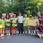 Kepala DLHK Kota Denpasar, Ida Bagus Putra Wirabawa berfoto bersama dengan pemenang lomba mengumpulkan sampah di CFD Renon, Minggu (7/6/2026).