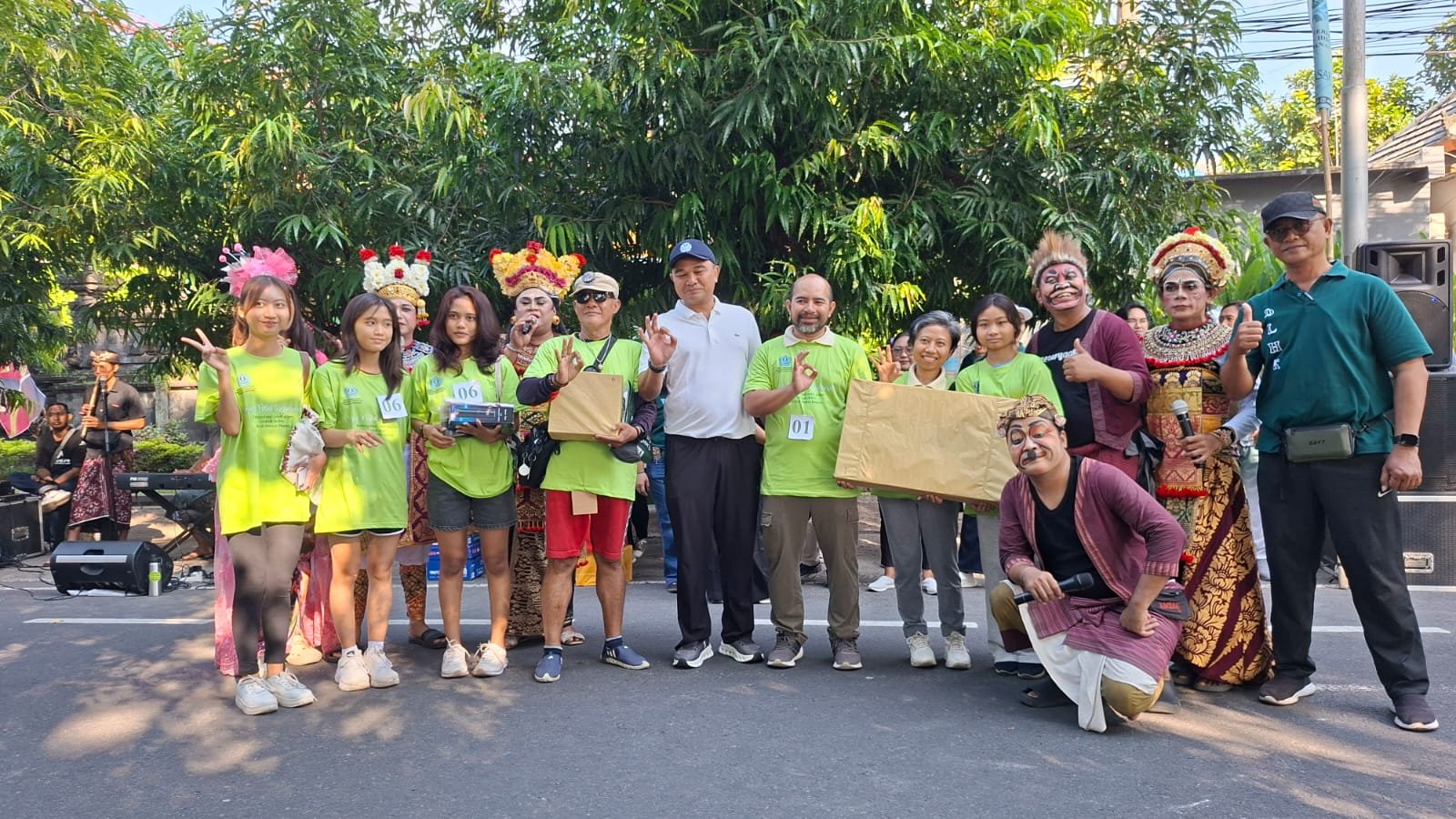 Kepala DLHK Kota Denpasar, Ida Bagus Putra Wirabawa berfoto bersama dengan pemenang lomba mengumpulkan sampah di CFD Renon, Minggu (7/6/2026).