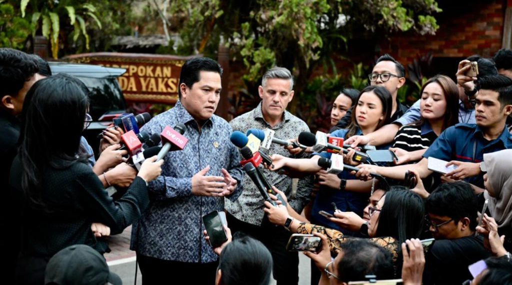 Menteri Pemuda dan Olahraga Erick Thohir beserta pelatih sepak bola tim nasional Indonesia John Herdman memberikan keterangannya kepada awak media usai diterima Presiden Prabowo di kediaman pribadinya di Hambalang, Jawa Barat, pada Jumat, 19 Juni 2026. Foto: BPMI Setpres/Rusman
