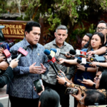 Menteri Pemuda dan Olahraga Erick Thohir beserta pelatih sepak bola tim nasional Indonesia John Herdman memberikan keterangannya kepada awak media usai diterima Presiden Prabowo di kediaman pribadinya di Hambalang, Jawa Barat, pada Jumat, 19 Juni 2026. Foto: BPMI Setpres/Rusman