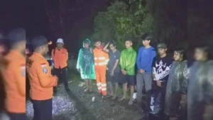 Tim SAR Selamatkan 13 Pendaki di Gunung Simalopu, Tiga Kritis Hipotermia dan Cedera
