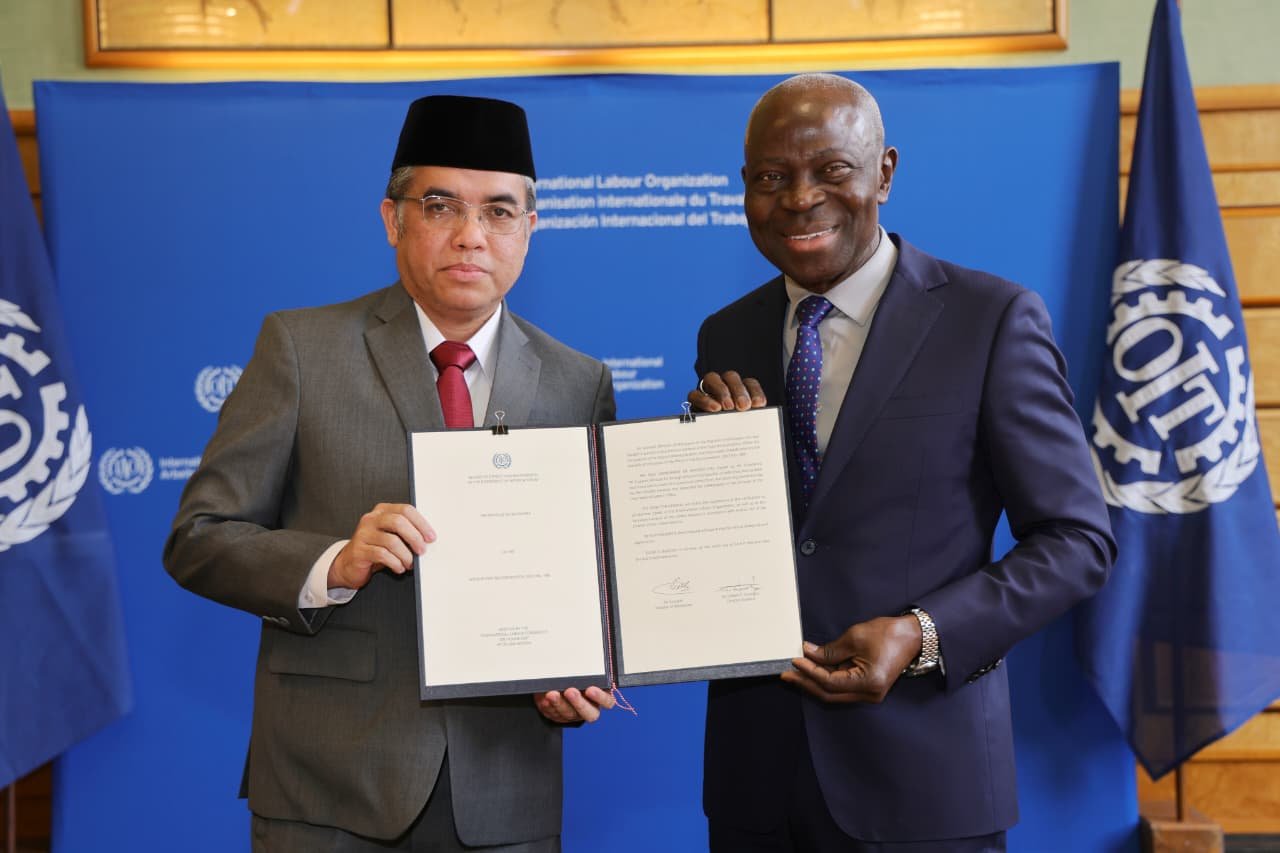 Menteri Ketenagakerjaan Yassierli menyerahkan instrumen asli ratifikasi ILO Convention 188 kepada Direktur Jenderal International Labour Organization Gilbert F. Houngbo di Jenewa, Swiss.