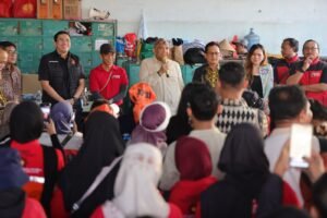 Wakil Menteri Ketenagakerjaan (Wamenaker) Afriansyah Noor melakukan inspeksi mendadak (sidak) dan memediasi kasus Pemutusan Hubungan Kerja (PHK) terhadap 133 pekerja PT Amos Indah Indonesia (AII) di Kawasan Berikat Nusantara (KBN) Cakung, Jakarta Utara, Kamis (18/6/2026).