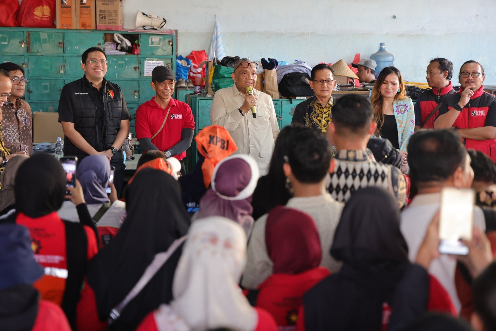 Wakil Menteri Ketenagakerjaan (Wamenaker) Afriansyah Noor melakukan inspeksi mendadak (sidak) dan memediasi kasus Pemutusan Hubungan Kerja (PHK) terhadap 133 pekerja PT Amos Indah Indonesia (AII) di Kawasan Berikat Nusantara (KBN) Cakung, Jakarta Utara, Kamis (18/6/2026).