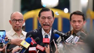 Ketua Dewan Ekonomi Nasional (DEN) Luhut Binsar Pandjaitan beserta jajaran di Istana Merdeka, Jakarta, pada Selasa, 9 Juni 2026.