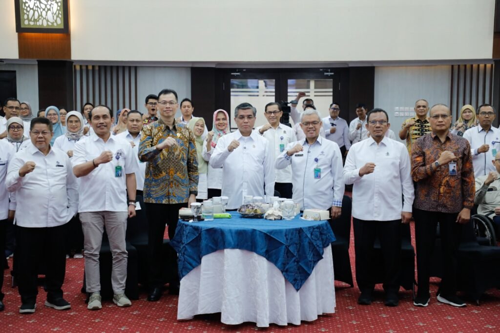 Manaker Yassierli memberikan arahan Strategi Penguatan Tata Kelola dan Akuntabilitas Kinerja untuk meningkatkan nilai Reformasi Birokrasi, Sistem Akuntabilitas Kinerja Instansi Pemerintah (SAKIP), dan Zona Integritas (ZI) Kemnaker di Jakarta, Rabu (3/6/2026).