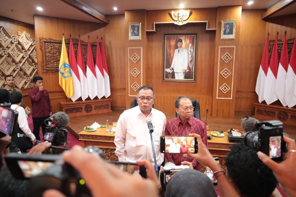 Menteri Lingkungan Hidup/Kepala Badan Pengendalian Lingkungan Hidup (BPLH) Moh Jumhur Hidayat bersama Gubernur Bali I Wayan Koster dalam Rapat Koordinasi Tingkat Tinggi se-Sarbagita di Denpasar, Rabu (10/6/2026).
