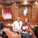 Menteri Lingkungan Hidup/Kepala Badan Pengendalian Lingkungan Hidup (BPLH) Moh Jumhur Hidayat bersama Gubernur Bali I Wayan Koster dalam Rapat Koordinasi Tingkat Tinggi se-Sarbagita di Denpasar, Rabu (10/6/2026).