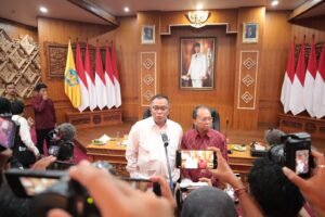 Menteri Lingkungan Hidup/Kepala Badan Pengendalian Lingkungan Hidup (BPLH) Moh Jumhur Hidayat bersama Gubernur Bali I Wayan Koster dalam Rapat Koordinasi Tingkat Tinggi se-Sarbagita di Denpasar, Rabu (10/6/2026).