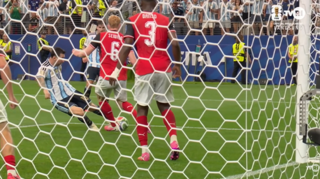 Pemain timnas Argentina Leonel Messi memanfaatkan bola rebound di dalam kotak penalti pada menit ke-90+5, melepaskan tembakan yang tak mampu dihentikan Schlager.