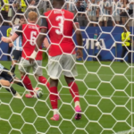 Pemain timnas Argentina Leonel Messi memanfaatkan bola rebound di dalam kotak penalti pada menit ke-90+5, melepaskan tembakan yang tak mampu dihentikan Schlager.