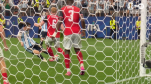 Pemain timnas Argentina Leonel Messi memanfaatkan bola rebound di dalam kotak penalti pada menit ke-90+5, melepaskan tembakan yang tak mampu dihentikan Schlager.