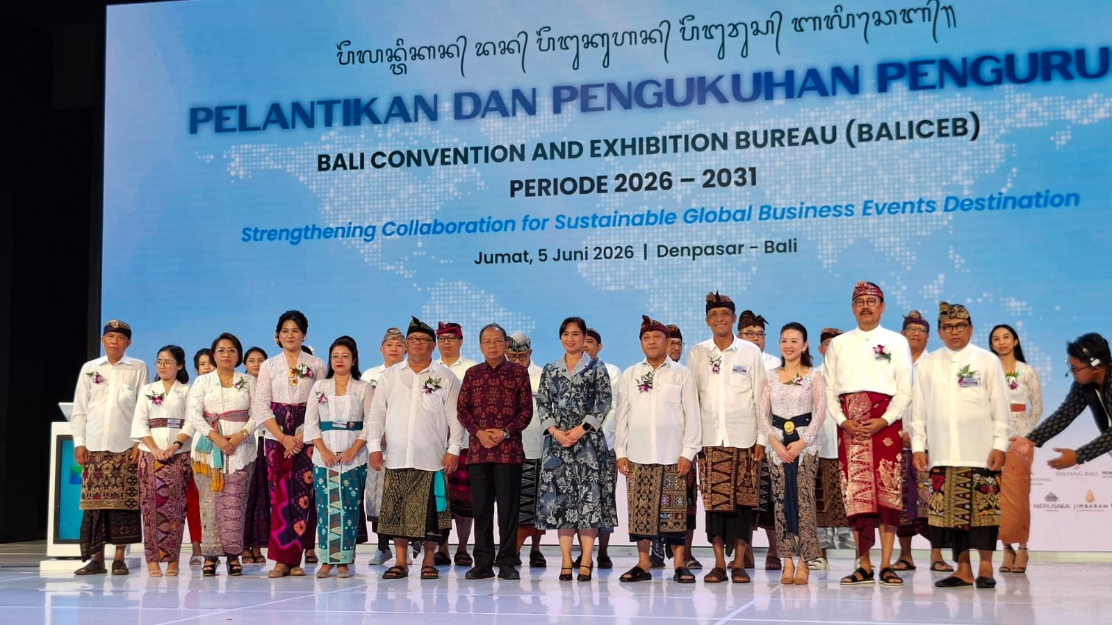 Jajaran Pengurus Bali Convention and Exhibition Bureau (BaliCEB) periode 2026–2031 berfoto bersama Gubernur Bali, I Wayan Koster, dan Wakil Menteri Pariwisata, Ni Luh Puspa, usai pelantikan dan pengukuhan pengurus di Bali Beach Convention Center, The Sanur, Denpasar, Jumat (5/6/2026).