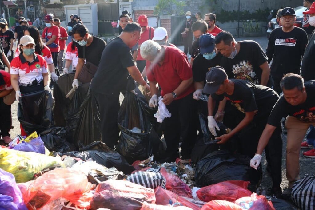 Wakil Bupati Tabanan I Made Dirga bersama jajaran ASN, TNI, dan masyarakat mengikuti kegiatan Resik Sampah di kawasan Lapangan Alit Saputra, Tabanan, Jumat (5/6), dalam rangka memperingati Hari Lingkungan Hidup Sedunia 2026 dan Bulan Bung Karno VIII.