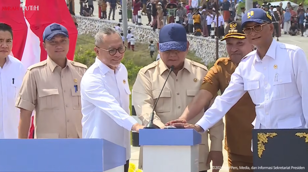 Presiden Prabowo Subianto meresmikan secara simbolis pembangunan jalan daerah sepanjang 1.151 kilometer yang tersebar di 37 provinsi, di Kabupaten Sampang, Selasa (23/6).