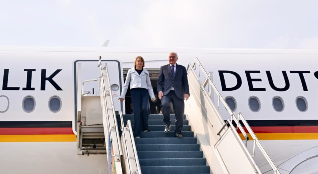 Presiden Republik Federal Jerman Frank-Walter Steinmeier dan Ibu Elke Büdenbender tiba di Pangkalan TNI AU Halim Perdanakusuma, Jakarta dalam rangka kunjungan kenegaraan ke Indonesia pada Senin, 15 Juni 2026.
