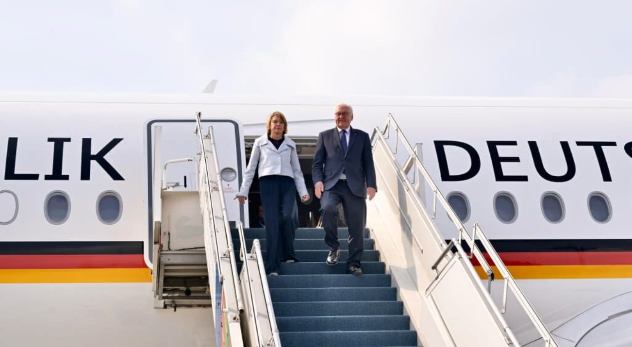 Presiden Republik Federal Jerman Frank-Walter Steinmeier dan Ibu Elke Büdenbender tiba di Pangkalan TNI AU Halim Perdanakusuma, Jakarta dalam rangka kunjungan kenegaraan ke Indonesia pada Senin, 15 Juni 2026.