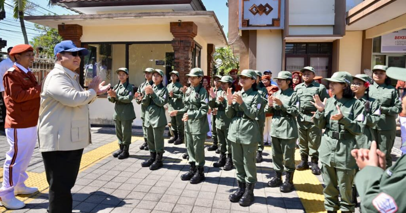 Presiden Prabowo Subianto meninjau Sekolah Rakyat Menengah Pertama (SRMP) 17 Tabanan, Bali, pada Minggu, 7 Juni 2026.