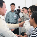 Presiden Prabowo Subianto mendengarkan langsung aspirasi calon siswa dan orang tua saat meninjau Sekolah Rakyat Menengah Pertama (SRMP) 17 Tabanan, Bali, pada Minggu, 7 Juni 2026.