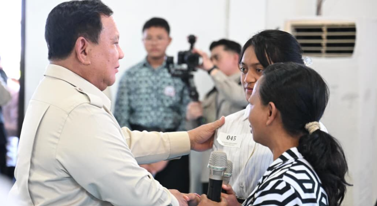 Presiden Prabowo Subianto mendengarkan langsung aspirasi calon siswa dan orang tua saat meninjau Sekolah Rakyat Menengah Pertama (SRMP) 17 Tabanan, Bali, pada Minggu, 7 Juni 2026.