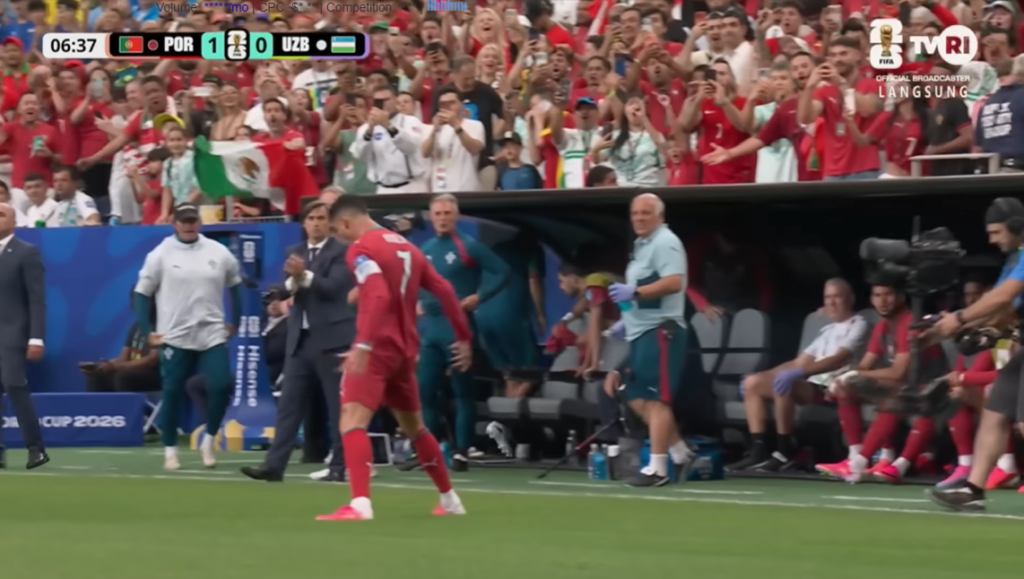 Cristiano Ronaldo melakukan selebrasi usai berhasil menjebol gawang kiper Uzbekistan, Abduvokhid Nematov pada laga kedua piala dunia 2026.