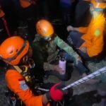 Tim SAR mengevakuasi oger (55) yang terjebak di tebing pantai Pandawa saat dirinya berusaha menyelamatkan seekor anjing.