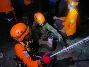 Tim SAR mengevakuasi oger (55) yang terjebak di tebing pantai Pandawa saat dirinya berusaha menyelamatkan seekor anjing.